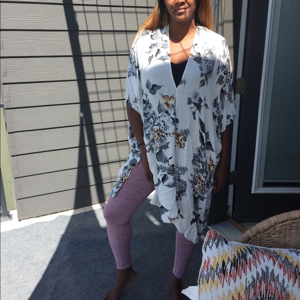 White Floral Boho Poncho / Wrap (Size M)